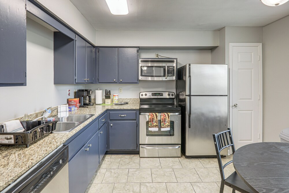 2 Mi to Ole Miss University! Condo w/ Pool Access