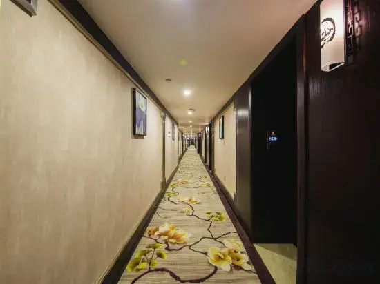 Jichen Hotel (Tongxiang Century Avenue)
