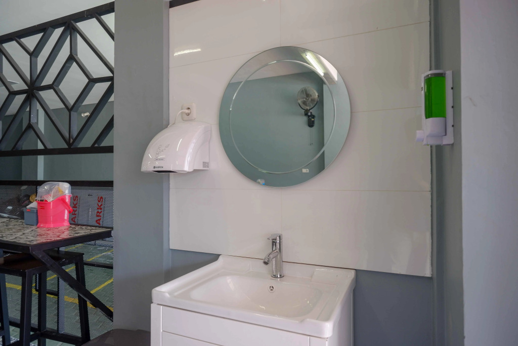 RedDoorz Plus near Patung Kuda Undip
