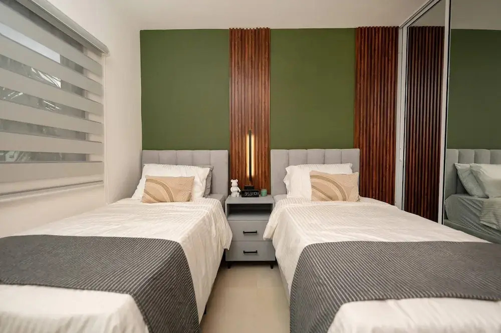 Dream Stay - Pool & Gym - 10min Airport & Homs