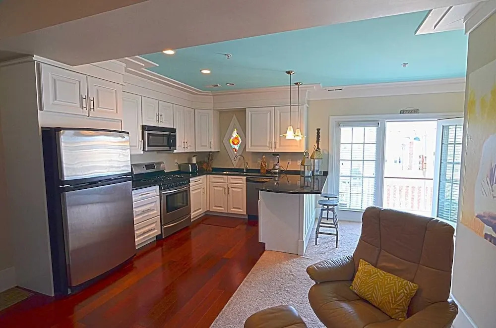 Blocks To America's Favorite Beach! 3 Bedroom Condo