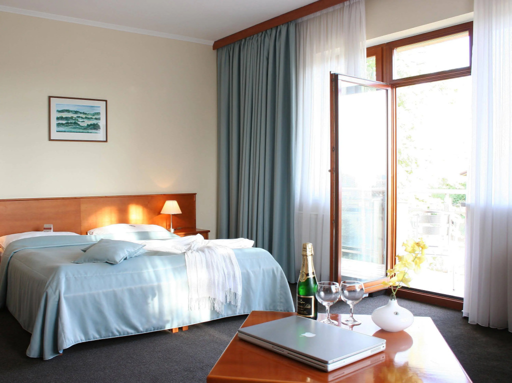 April hotel Panorama