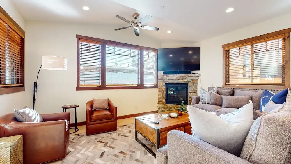Lakeview Townhomes #5 3 Bedroom Townhouse by RedAwning