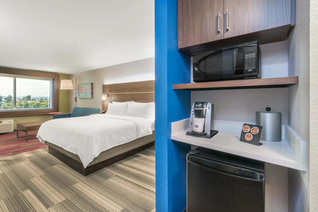 Holiday Inn Express & Suites Lake Havasu - London Bridge by IHG