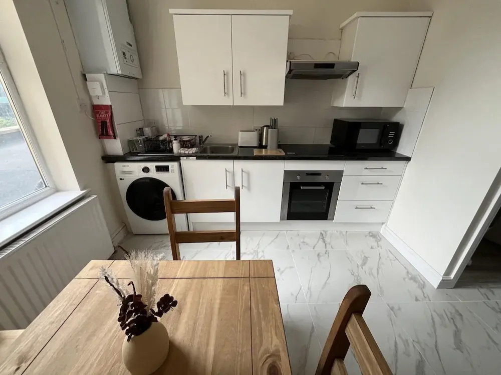 New Spacious 4 Bed Apartment in Kew Bridge