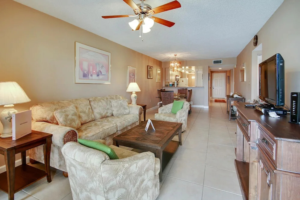 Land's End 205 Building 3 BAY Views / Private Balcony!