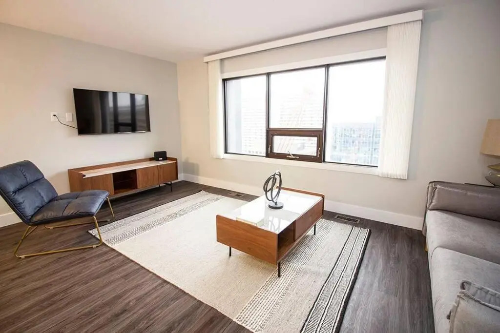 Modern 1BR condo with great view Free parking