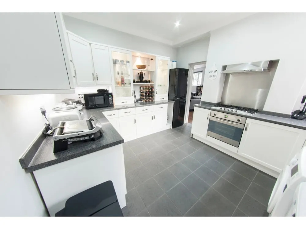 Bright & Spacious Garden Flat for 4 in London