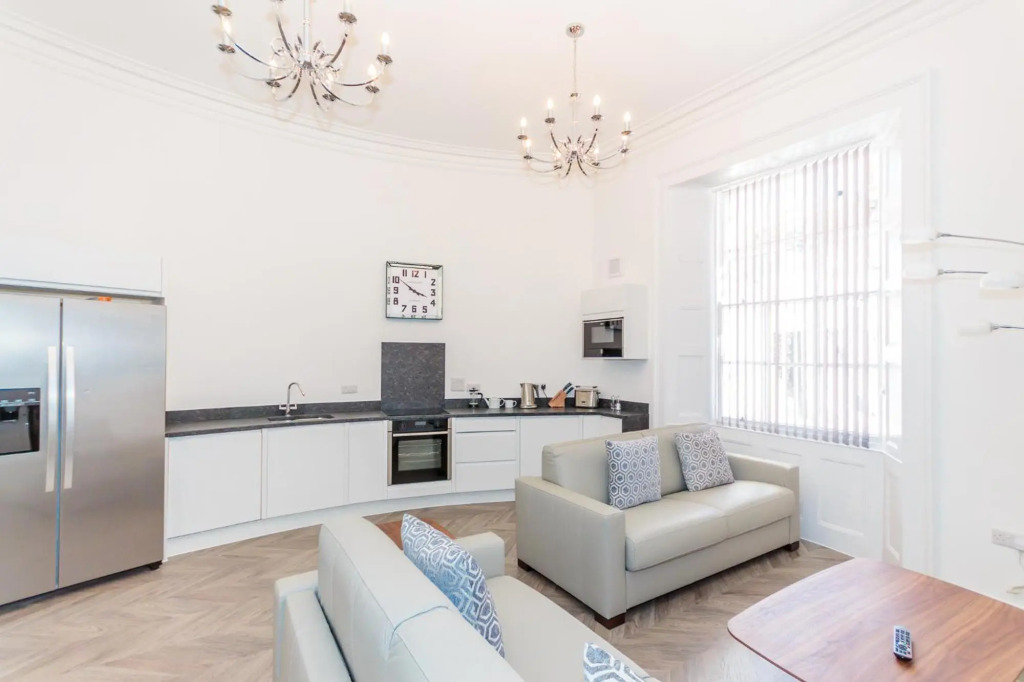 Luxury 2 bed Lower Ground Floor Apartment