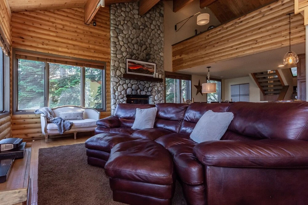 Bridges Townhome 11 Pet-Friendly Deluxe Townhome with Private Hot Tub and Stones throw to slopes by RedAwning