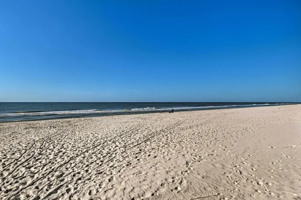 Gulf Shores Condo: Covered Balcony & Beach Access