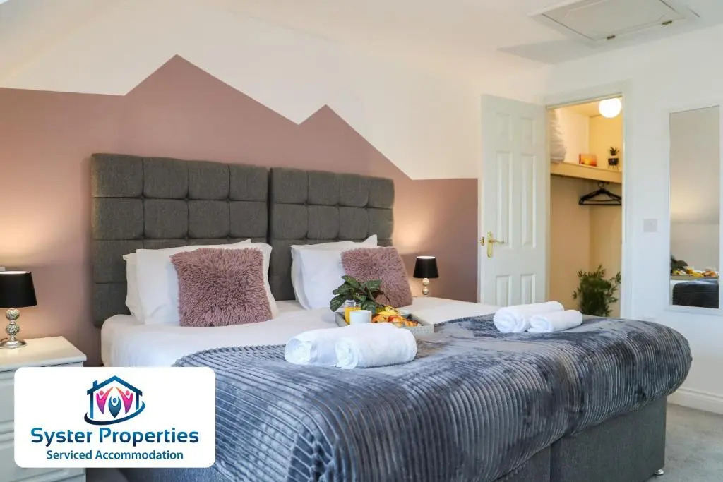 Syster Properties- Leicester Large 3 double bedroom Home