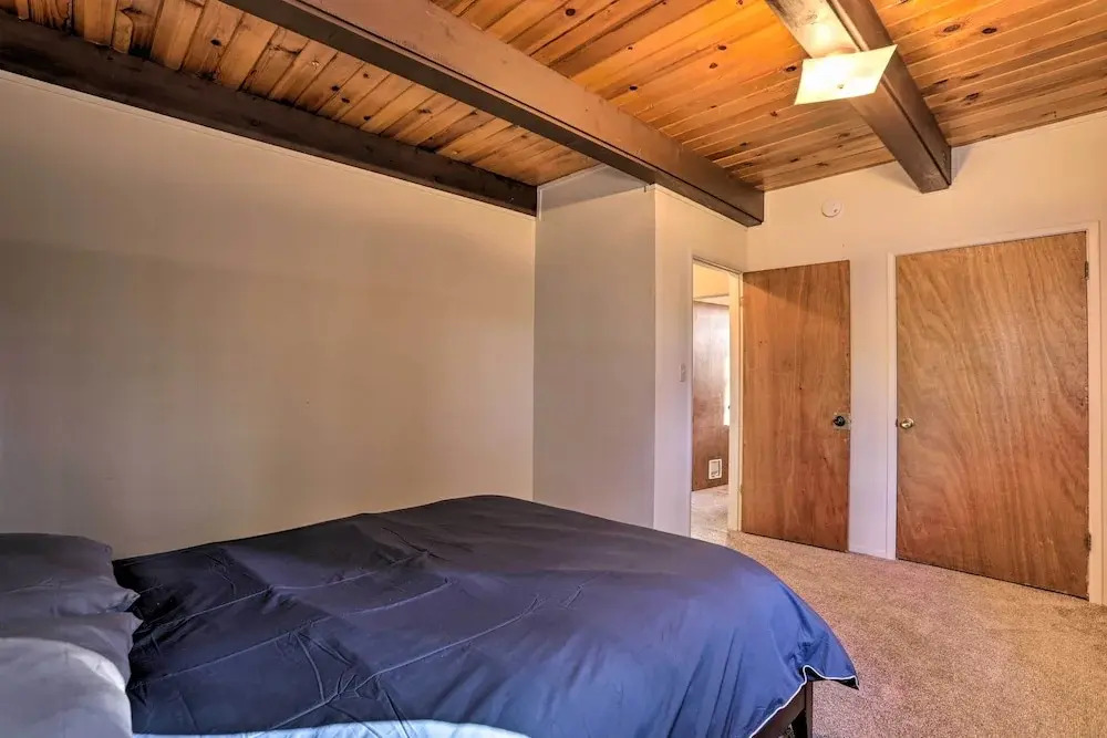 4-season Tahoe Hideaway: 1 Block to Biking!