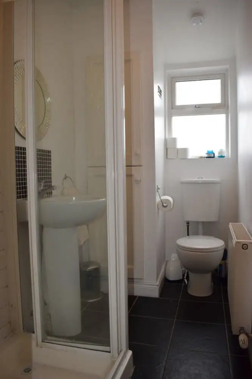 2 Bedroom House on James Street Sleeps 4