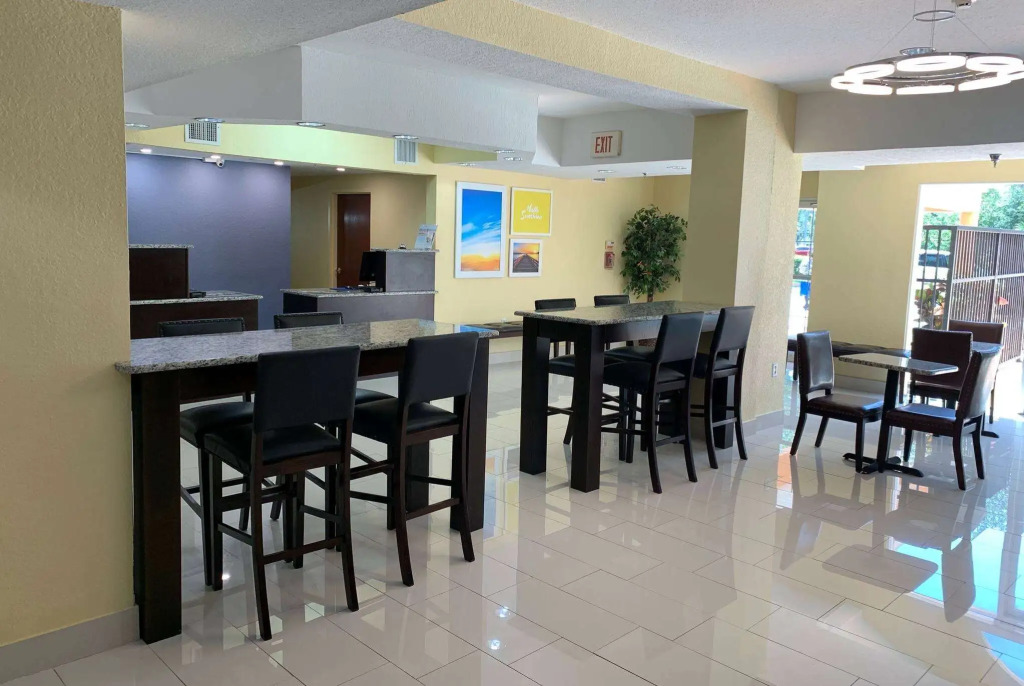Days Inn & Suites by Wyndham Tampa/Raymond James Stadium