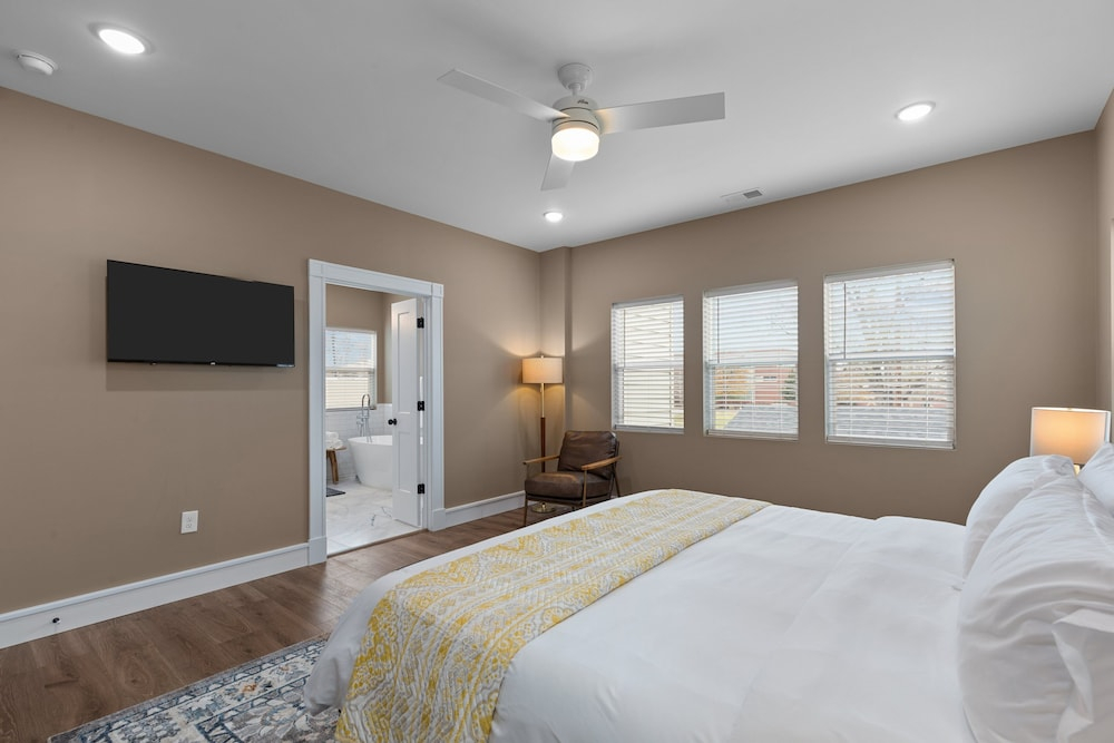 3325: Bright Urban Comfort by JZ Vacation Rentals