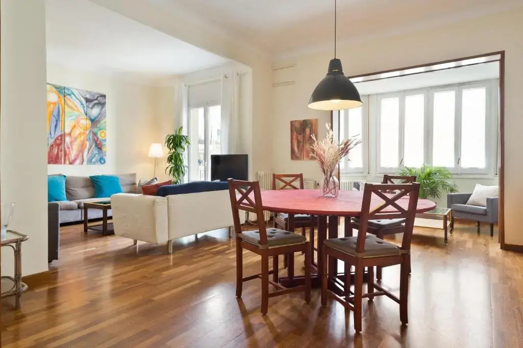 Large & beautiful apartment 4min from Passeig de Gràcia