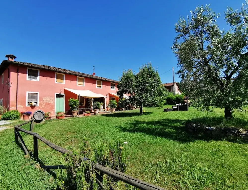 Private Garden House in Redortiers