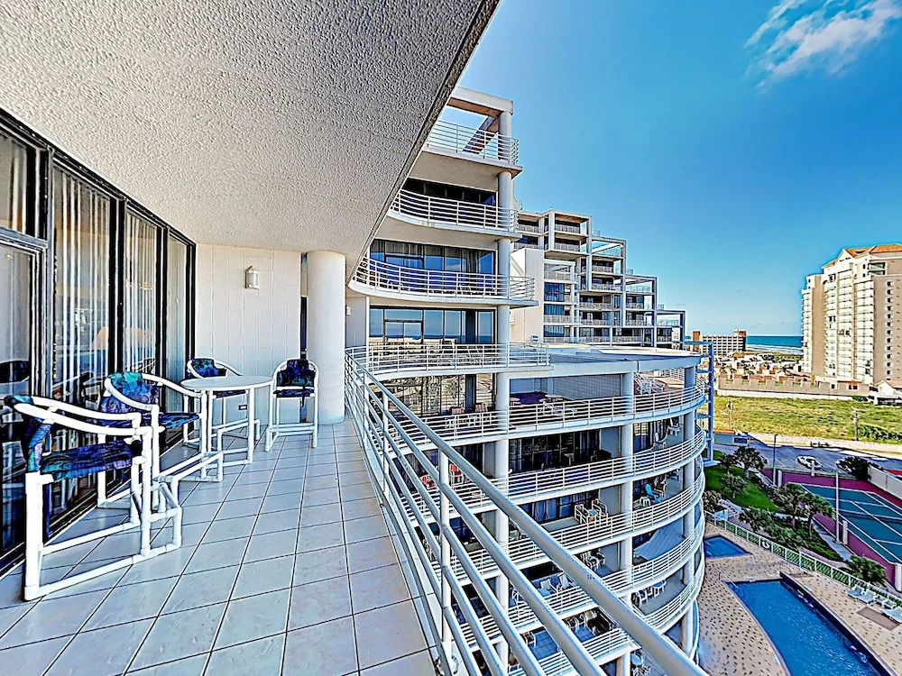New Listing! Posh W/ Pool - Steps To Beach 2 Bedroom Condo