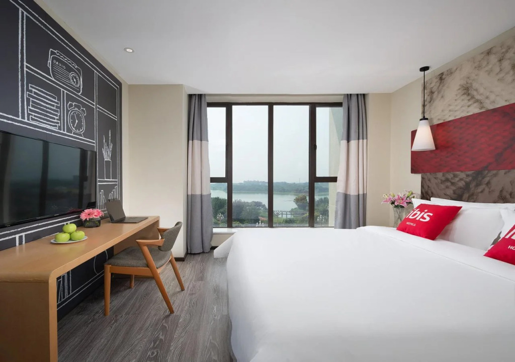 Ibis E'meishan Railway Station Hotel