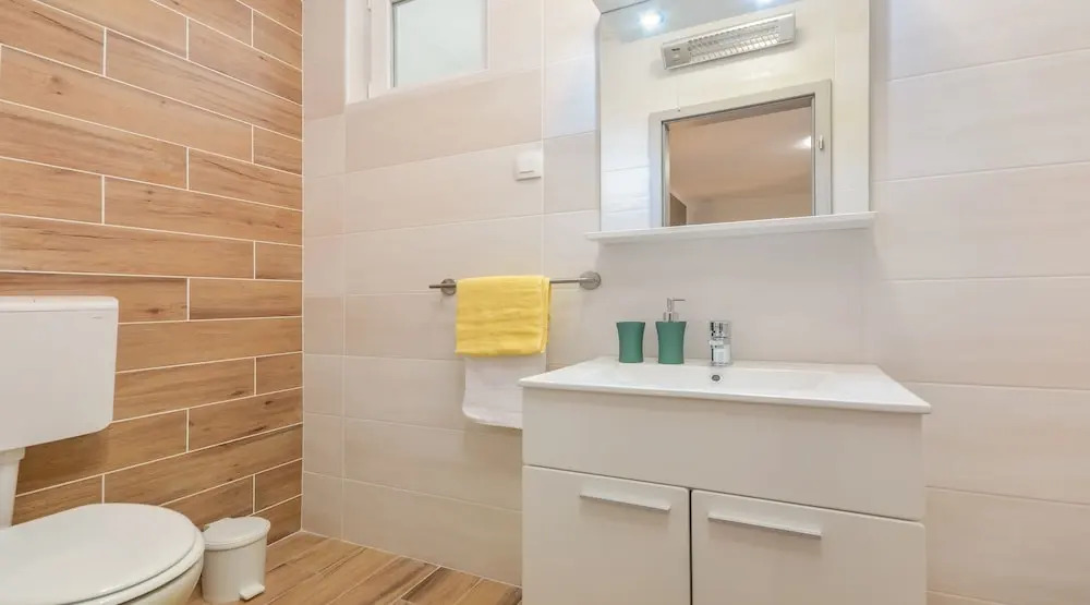 Villa Martin - Fast WiFi, Near restaurant, Fenced Yard, Pavilion, Center of Village