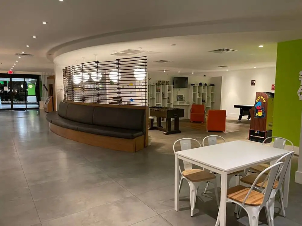 Newly Room in cozy hotel with Super location to the Parks