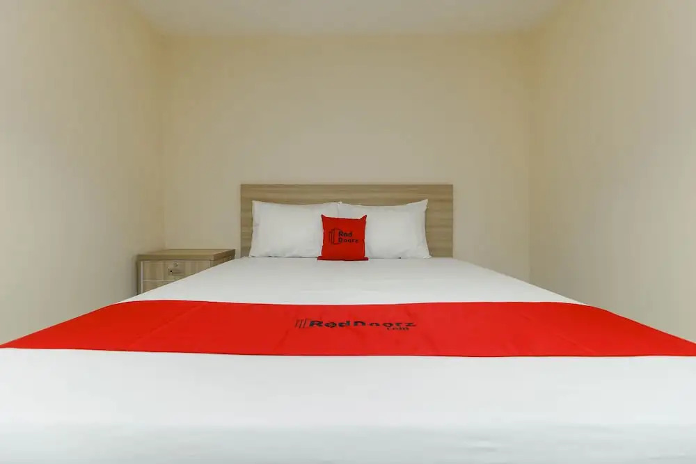 RedDoorz Plus near Harmoni Gajah Mada