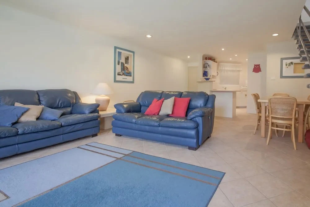 Kristie Court 2, 7 Weatherly Cl close to the beach with WiFi