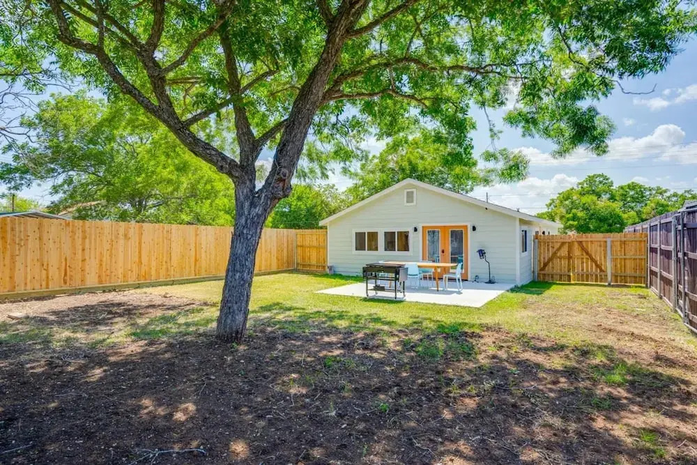 Modern 3 2 two Kings hot tub Fire pit 16min to Wine Trail Nearby Pickleball Courts Pools