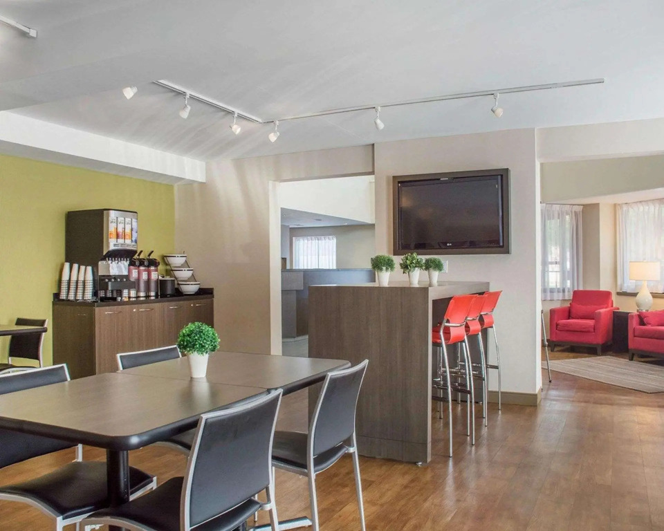 Comfort Inn Cambridge - Highway 401