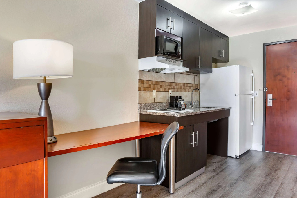 Days Inn & Suites by Wyndham Rocky Mount Golden East