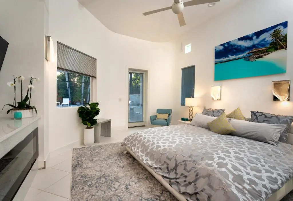 Luxury Villa 4 bed 4 bath on canal access to the Golf 40 min, beach 8 min away