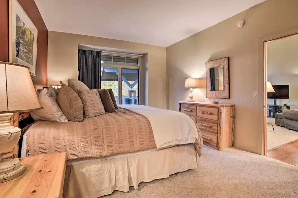 Ski-in/ski-out! Cozy Bellaire Resort Retreat!