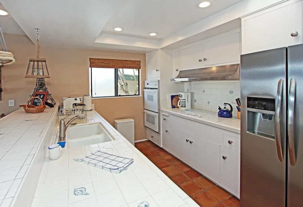 E Balboa 68385 by RedAwning