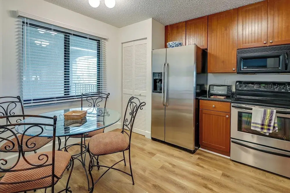 3 Mi to Beaches: Naples Condo w/ Pool Access!