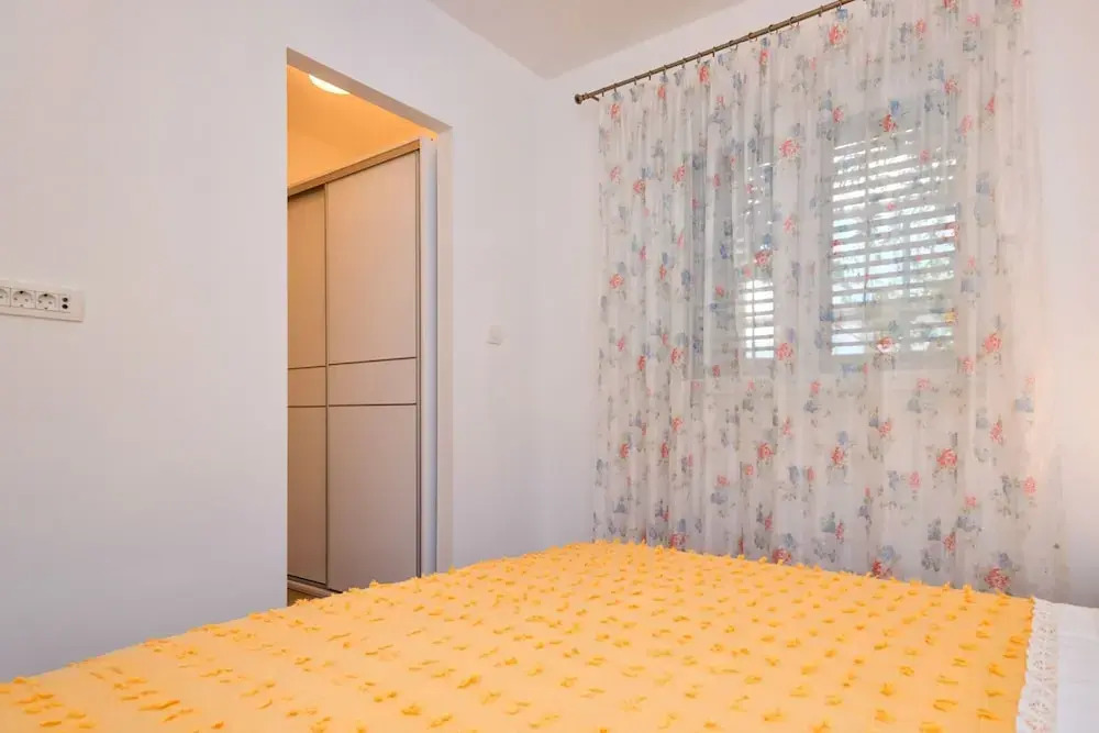 Newly Furnished apt w. Patio,parking & Fireplace
