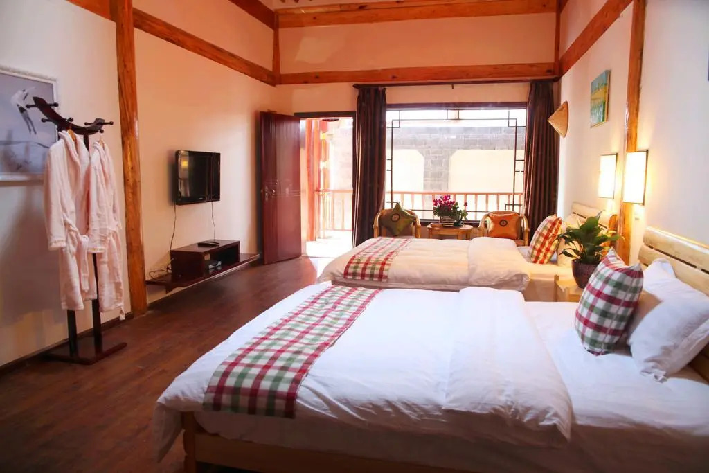 Lijiang Left Bank Holiday Inn