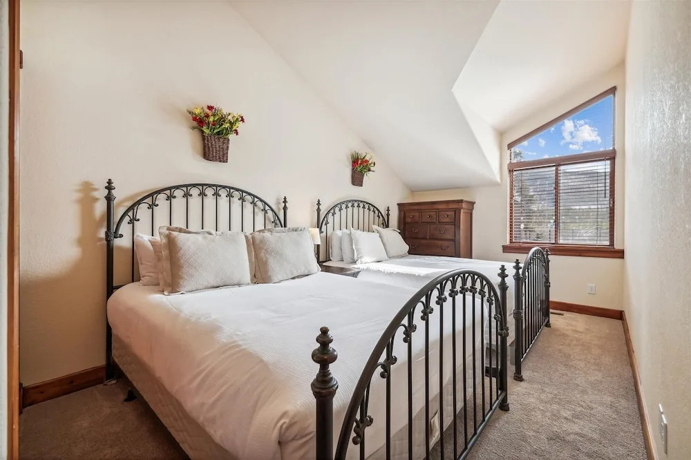 Water Dance Retreat 4 Bedroom Townhouse by RedAwning