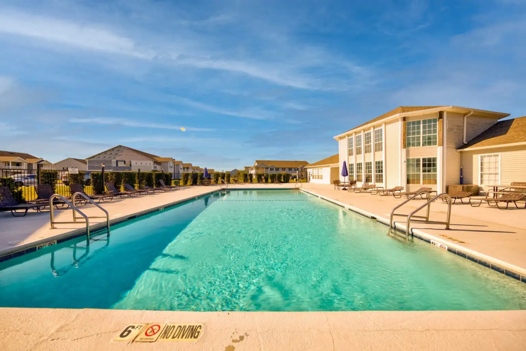 Peaceful and secure pet-friendly condo in Gulf Shores, steps from swimming pool