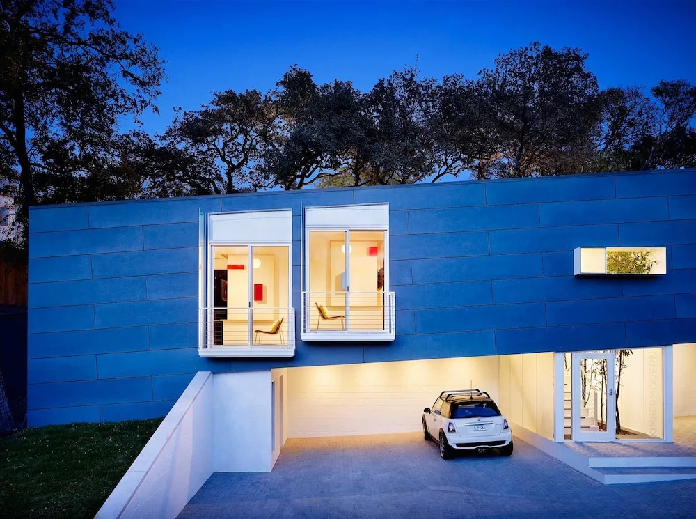 The Above Atx Modern 7 Bedroom Hotel Room
