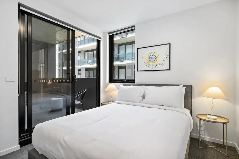 Well-lit 2-bed Apartment With Balcony