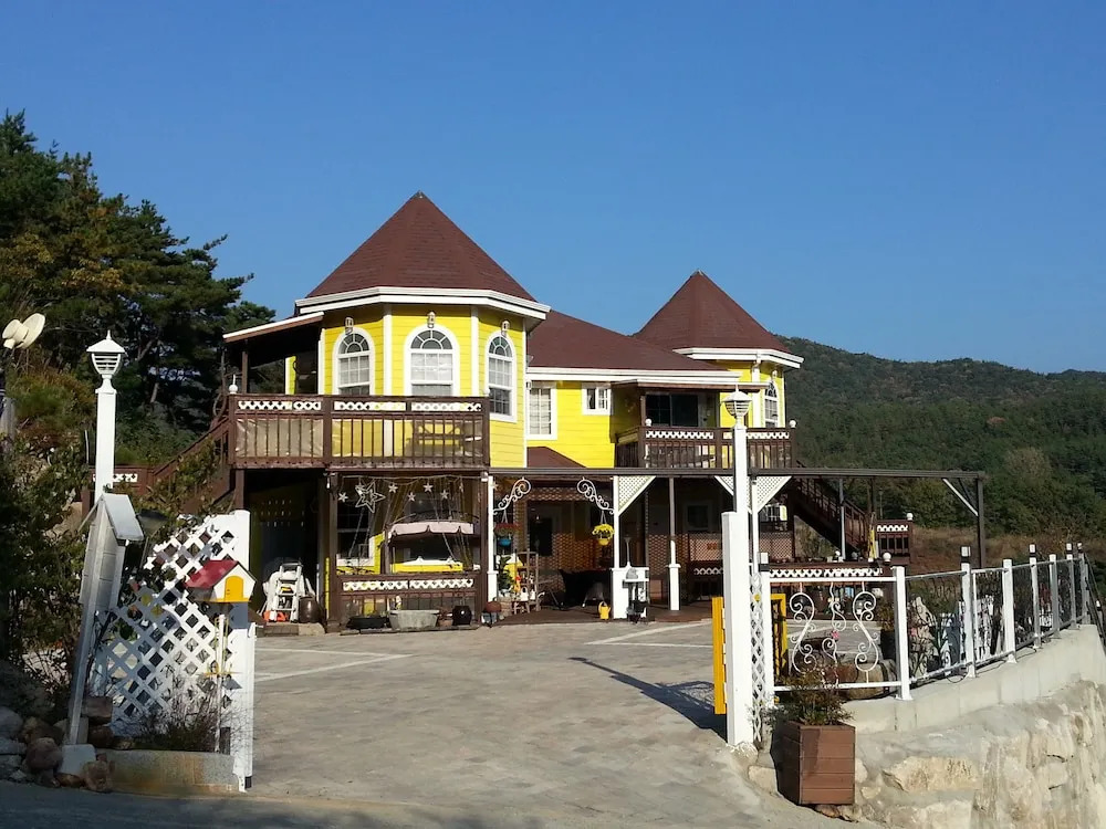 Yellow star Pension