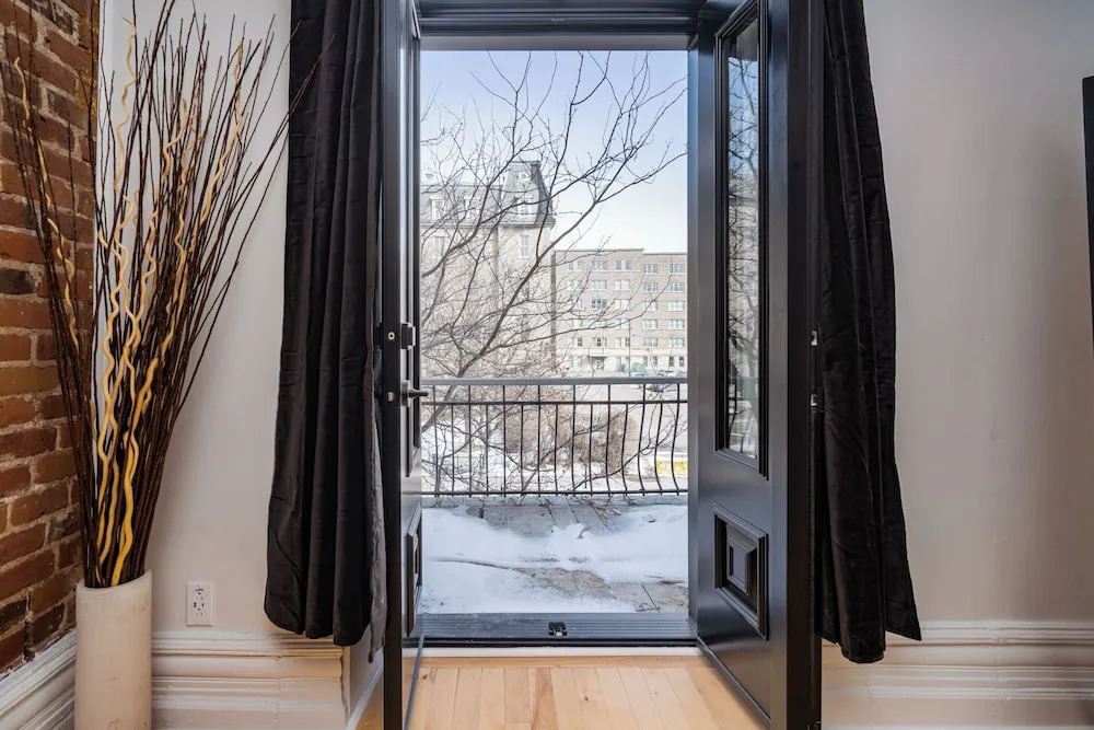 Downtown Luxe - Parking, Metro, King Bed, Sleeps 6