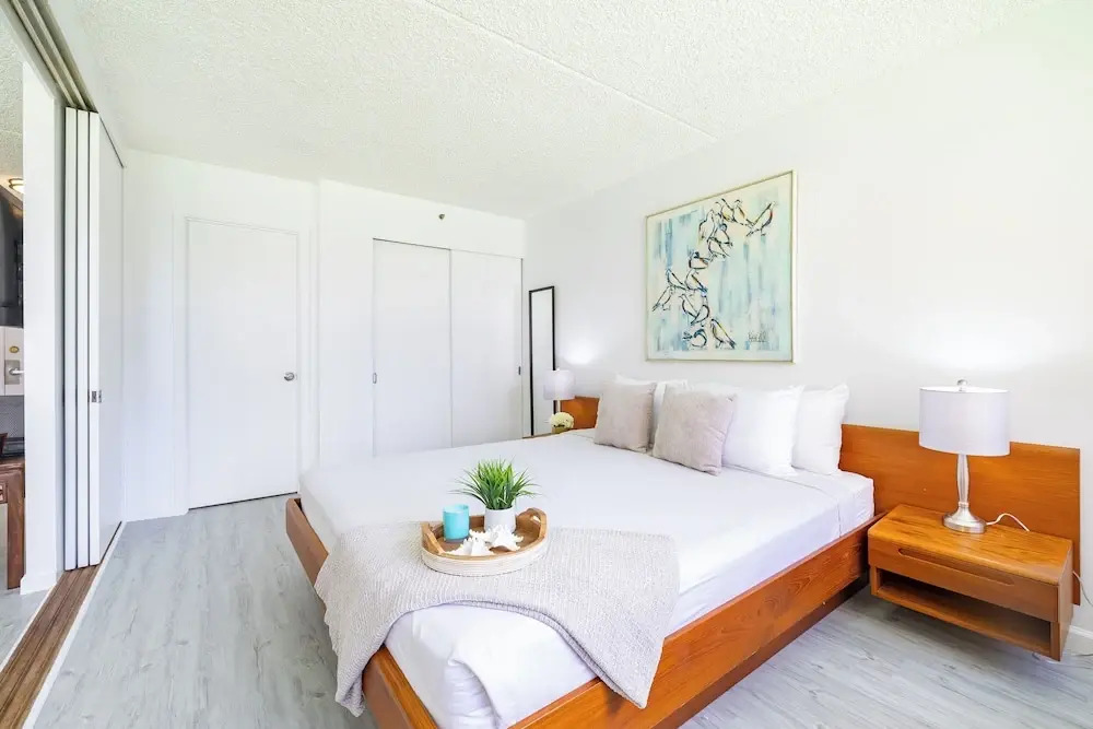 Waikiki Banyan Condo w/ King Bed & Parking, Near Beach