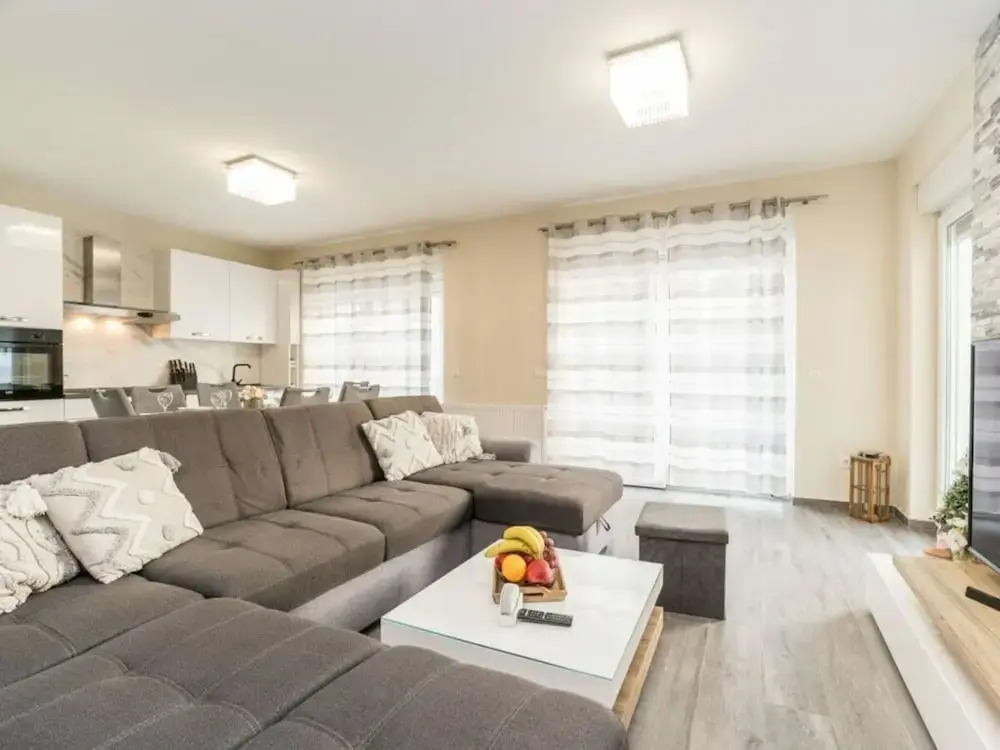Nicoll With Pool, 50 m From the Beach