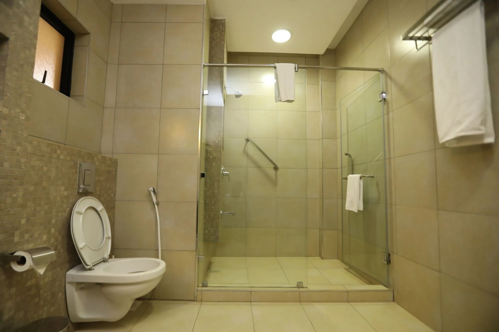 Bidwood Suite Hotel, Opposite Sarit Centre