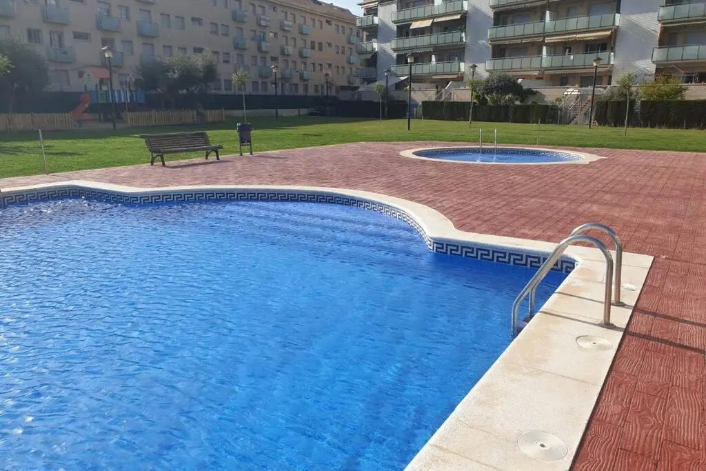 Apartamento para 5 personas frente al mar con piscina y parking