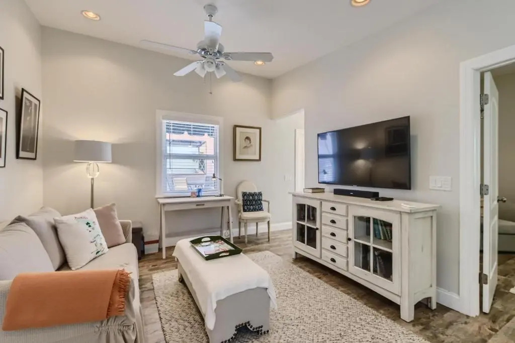 Nini's Cottage 4bd-3ba - Private Pool - Parking