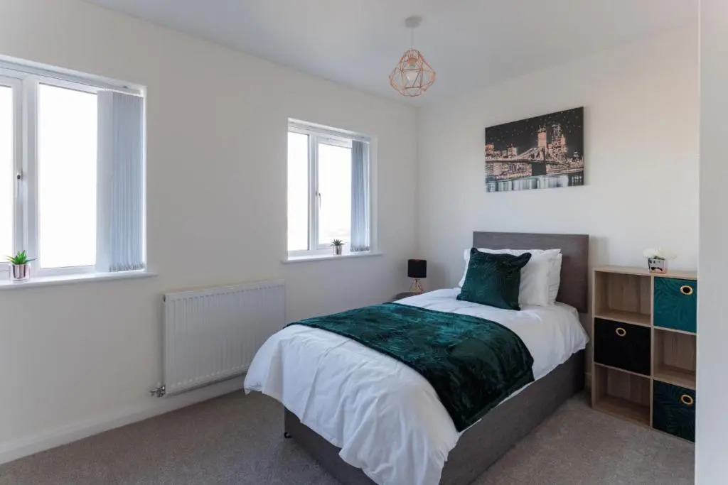 Air Host and Stay - 3 Bedroom new build sleeps 8 minutes from LFC free parking 16