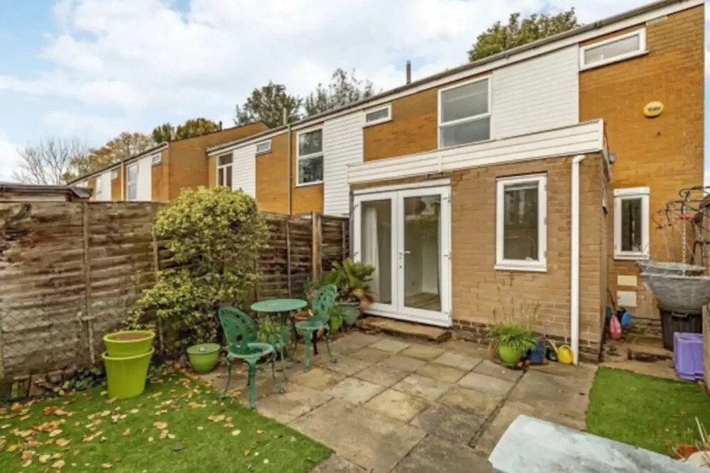 Charming 2 Bedroom Home in South London With Garden